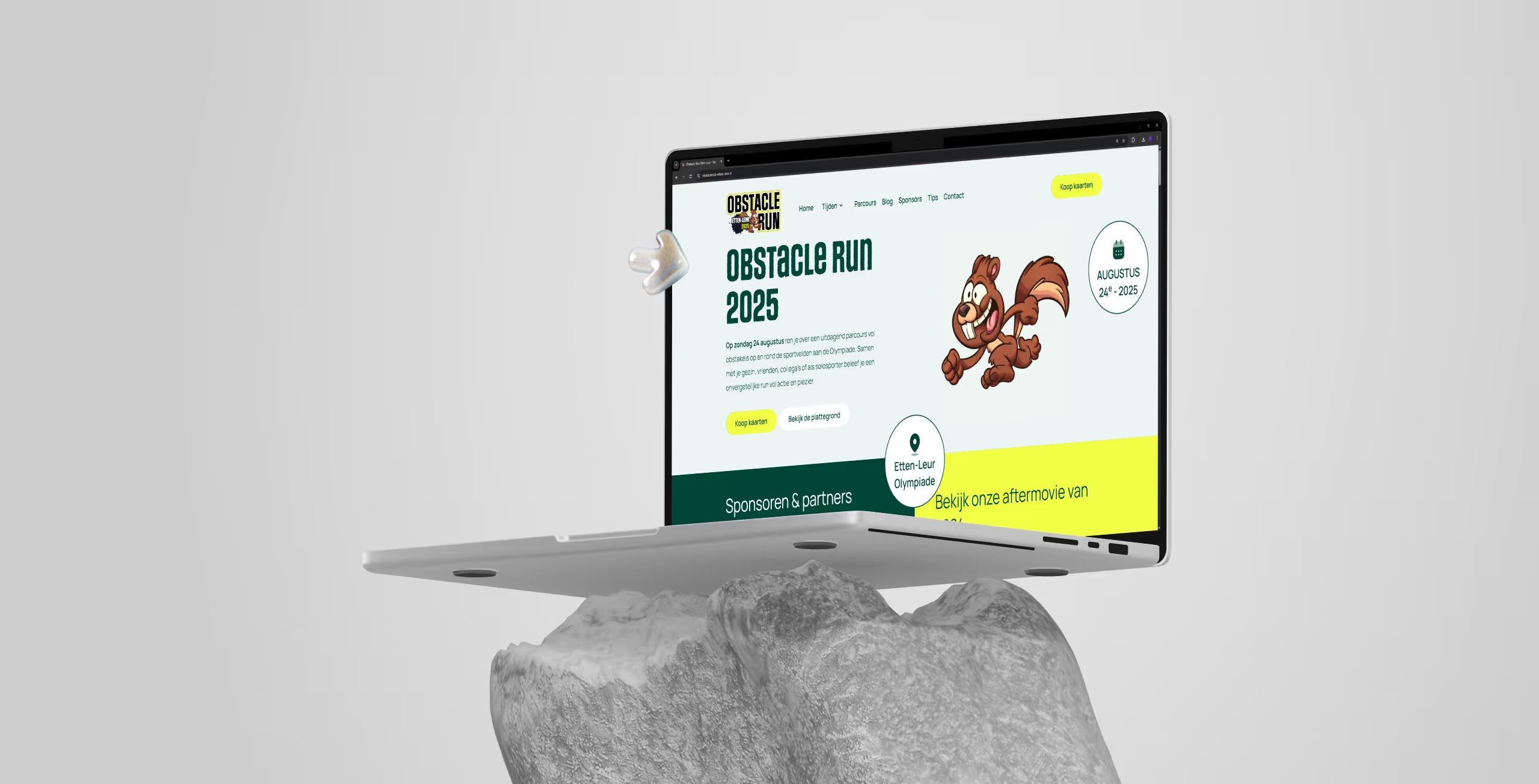 De website van Obstacle Run Etten-Leur op een laptop: de titel ‘Obstacle Run 2025’ met een knop om kaarten te kopen.